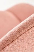 Fotel do biurka w stylu skandynawskim w różowej tkaninie