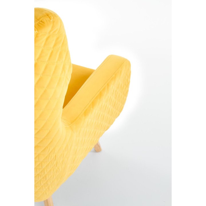 Fotel do salonu, klasyczny, tradycyjny, typu uszak, żółta tapicerka, nóżki drewniane, oparcie pikowane