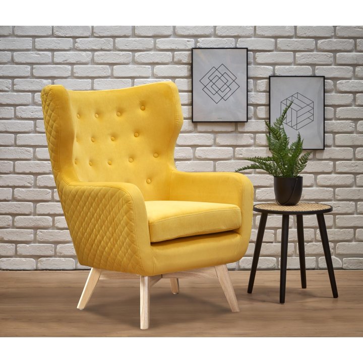 Fotel do salonu, klasyczny, tradycyjny, typu uszak, żółta tapicerka, nóżki drewniane, oparcie pikowane