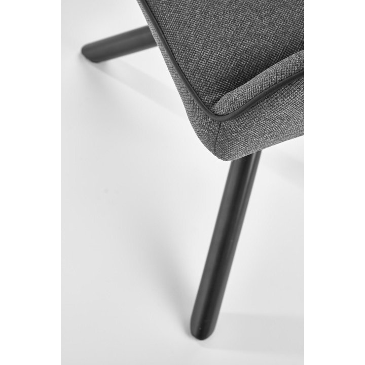 Krzesło do salonu z designerską podstawą i popieltą tapicerką