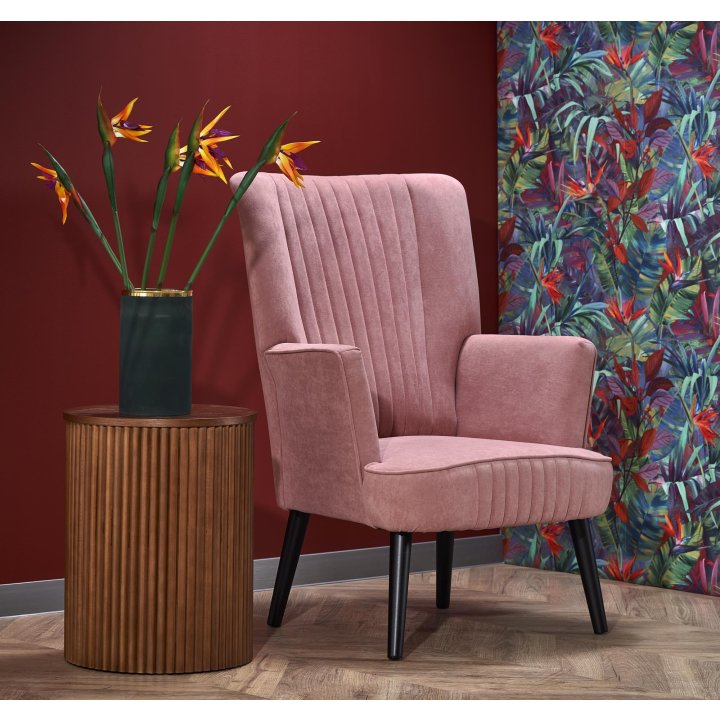 Fotel do salonu klasyczny, tkanina velvet, kolor różowy i nóżki drewniane w kolorze czarnym