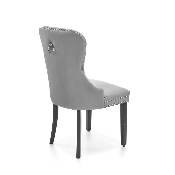 Szare krzesło do salonu z pikowaną tapicerką i ozdobnymi nitami - eleganckie wykończenie