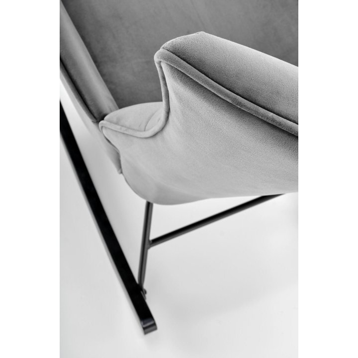 Fotel do salonu, bujany, nowoczesny, popiel, na czarnych drewnianych płozach, tkanina velvet