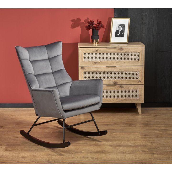 Fotel do salonu, bujany, nowoczesny, popiel, na czarnych drewnianych płozach, tkanina velvet