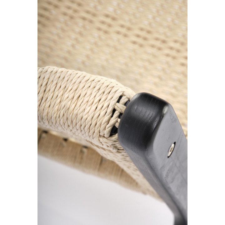 Fotel do salonu w kolorze naturalnym i z czarnym stelażem, w stylu boho, sznurek