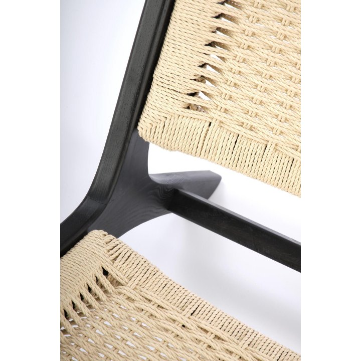 Fotel do salonu w kolorze naturalnym i z czarnym stelażem, w stylu boho, sznurek