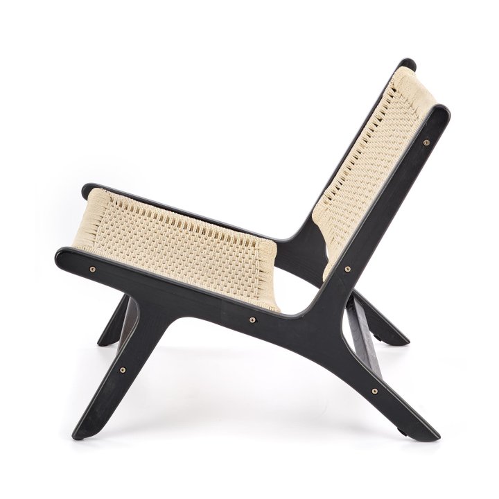 Fotel do salonu w kolorze naturalnym i z czarnym stelażem, w stylu boho, sznurek