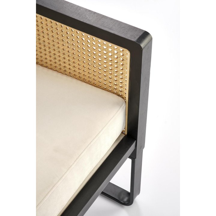 Fotel do salonu, nowoczesny, boho, kolor naturalny z czarnym stelażem, tkanina velvet, rattan syntetyczny
