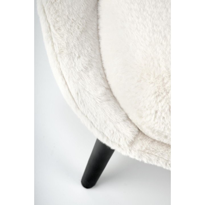 Fotel do salonu, nowoczesny, kolor kremowy z poduszkami na czarnych nogach