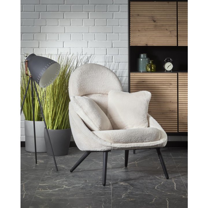 Fotel do salonu, nowoczesny, kolor kremowy z poduszkami na czarnych nogach