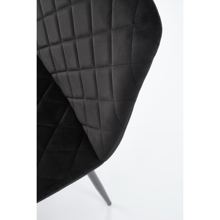 Czarne pikowane krzesło do jadalni z czarnymi nogami