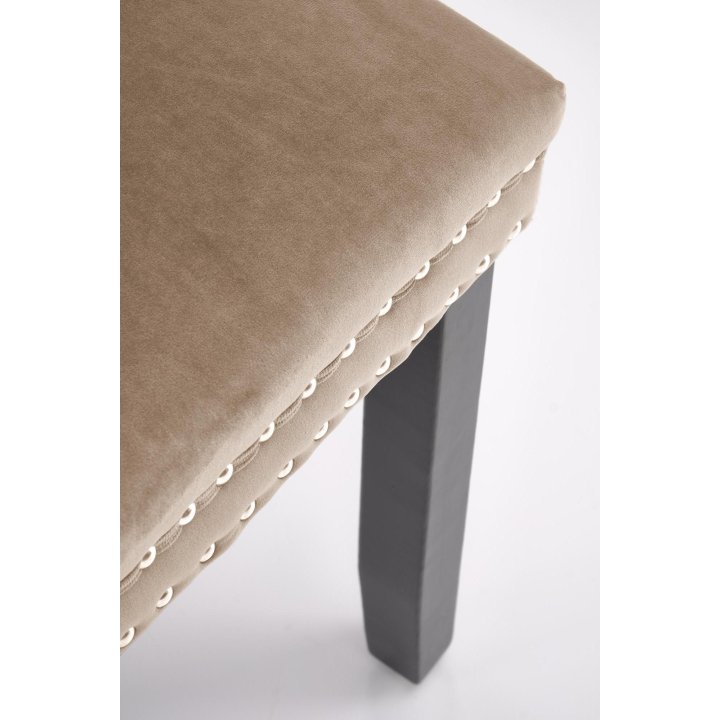 Krzesło do salonu beżowe tapicerowane z drewnianymi nogami