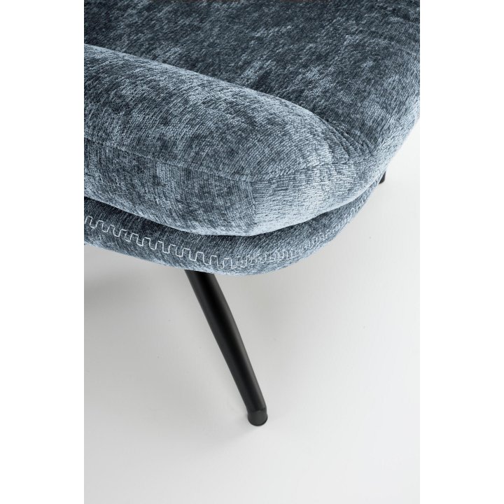 Niebieski fotel z podnóżkiem i funkcją kołysania na czarnym krzyżaku