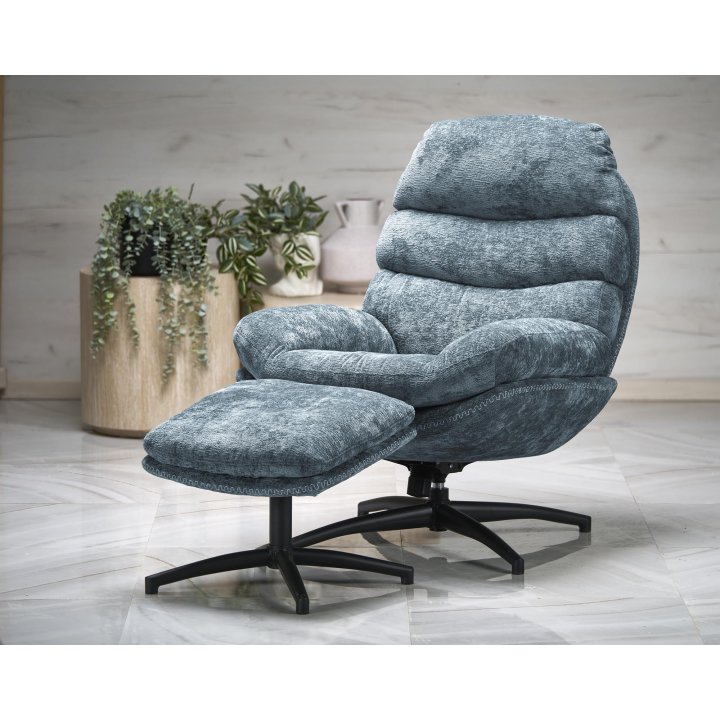 Niebieski fotel z podnóżkiem i funkcją kołysania na czarnym krzyżaku