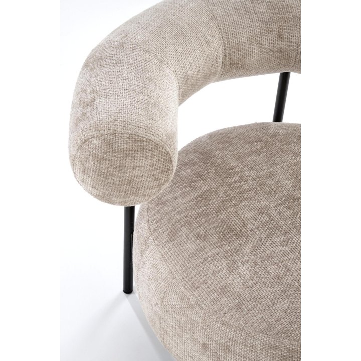 Beżowy wypoczynkowy fotel z oparciem do salonu na czarnych nóżkach