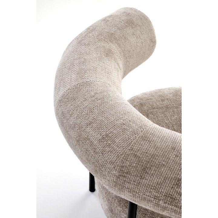 Beżowy wypoczynkowy fotel z oparciem do salonu na czarnych nóżkach