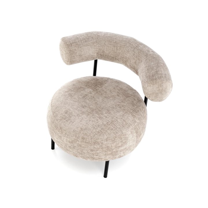 Beżowy wypoczynkowy fotel z oparciem do salonu na czarnych nóżkach