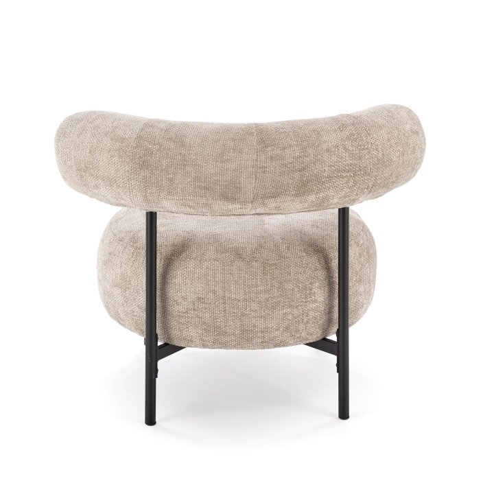 Beżowy wypoczynkowy fotel z oparciem do salonu na czarnych nóżkach