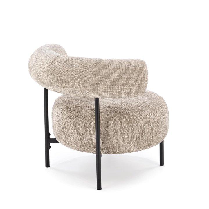 Beżowy wypoczynkowy fotel z oparciem do salonu na czarnych nóżkach