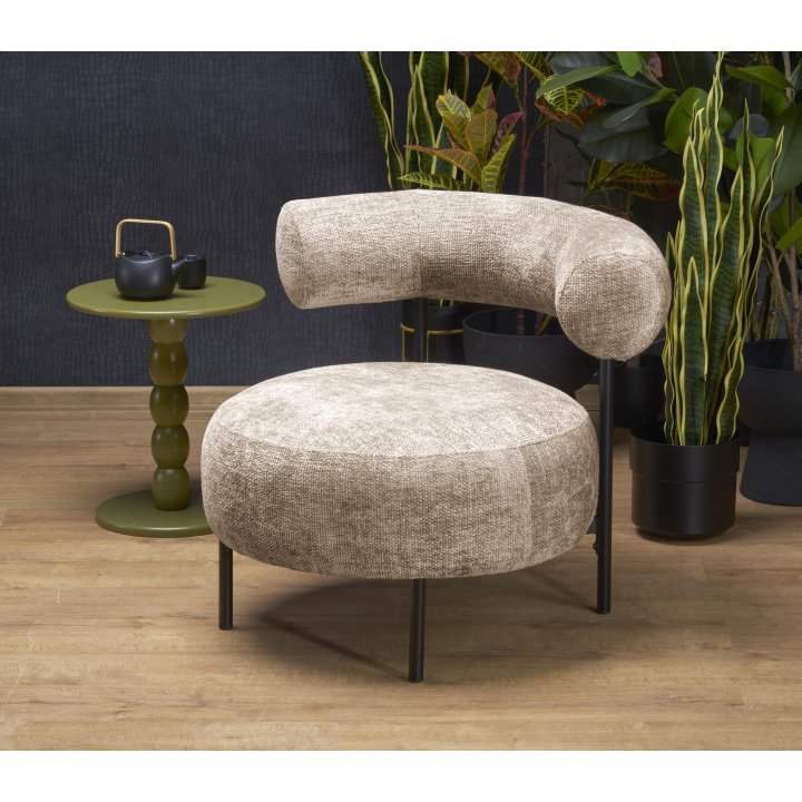 Beżowy wypoczynkowy fotel z oparciem do salonu na czarnych nóżkach