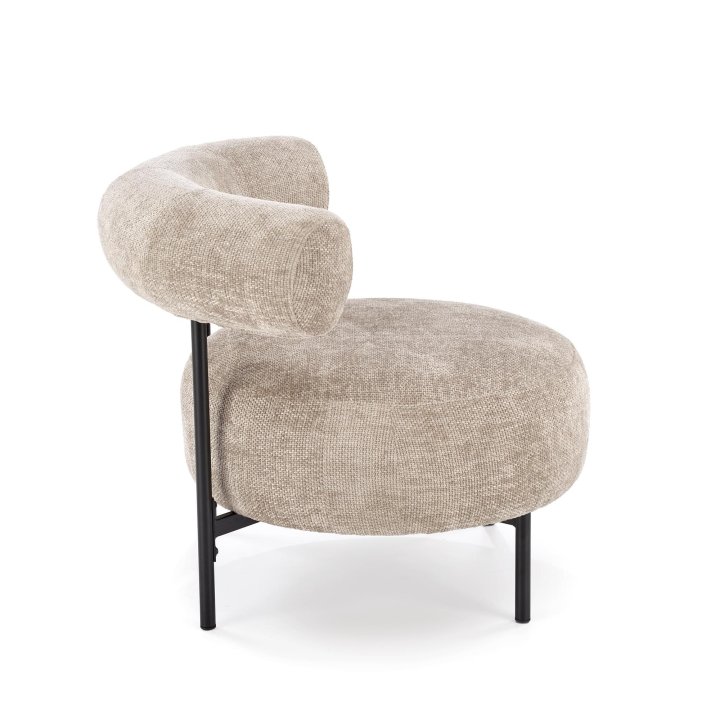 Beżowy wypoczynkowy fotel z oparciem do salonu na czarnych nóżkach