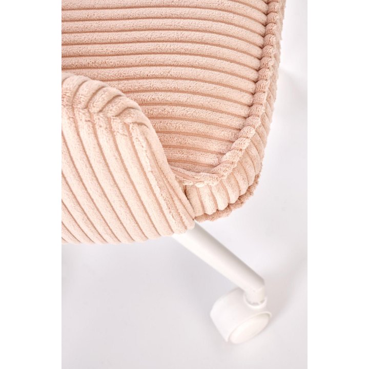 Miękki i wygodny nowoczesny fotel z jasną różową tapicerką na jasnej obrotowej podstawie