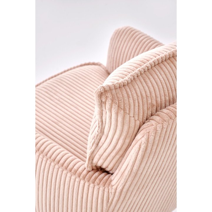 Miękki i wygodny nowoczesny fotel z jasną różową tapicerką na jasnej obrotowej podstawie