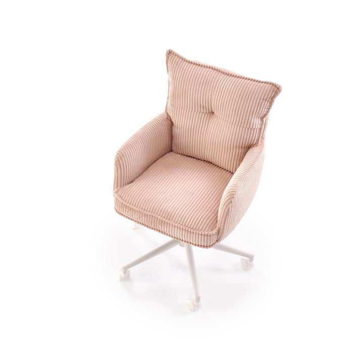 Miękki i wygodny nowoczesny fotel z jasną różową tapicerką na jasnej obrotowej podstawie