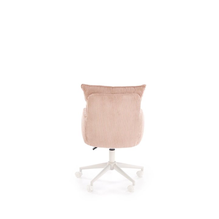 Miękki i wygodny nowoczesny fotel z jasną różową tapicerką na jasnej obrotowej podstawie