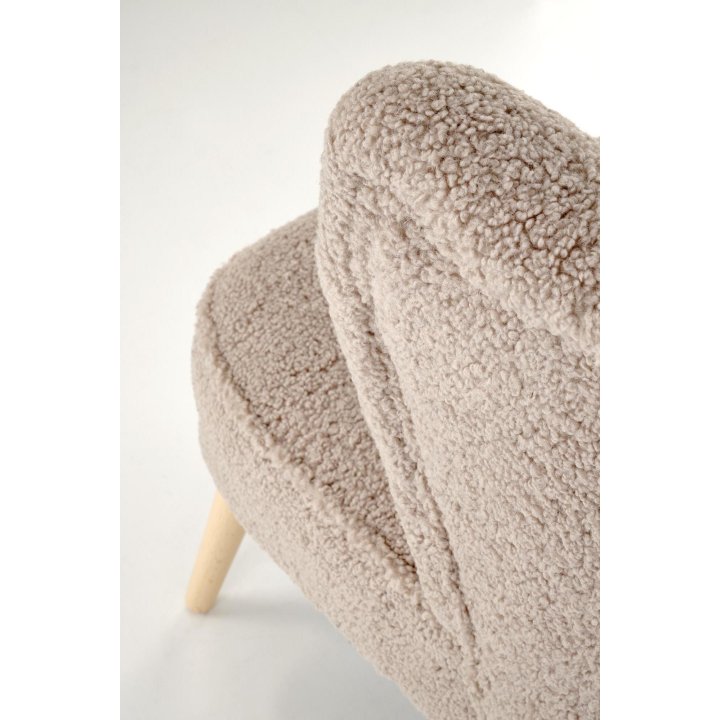 Fotel do salonu nowoczesny, tkanina SVEN, kolor cappuccino i nóżki drewniane w kolorze naturalnym