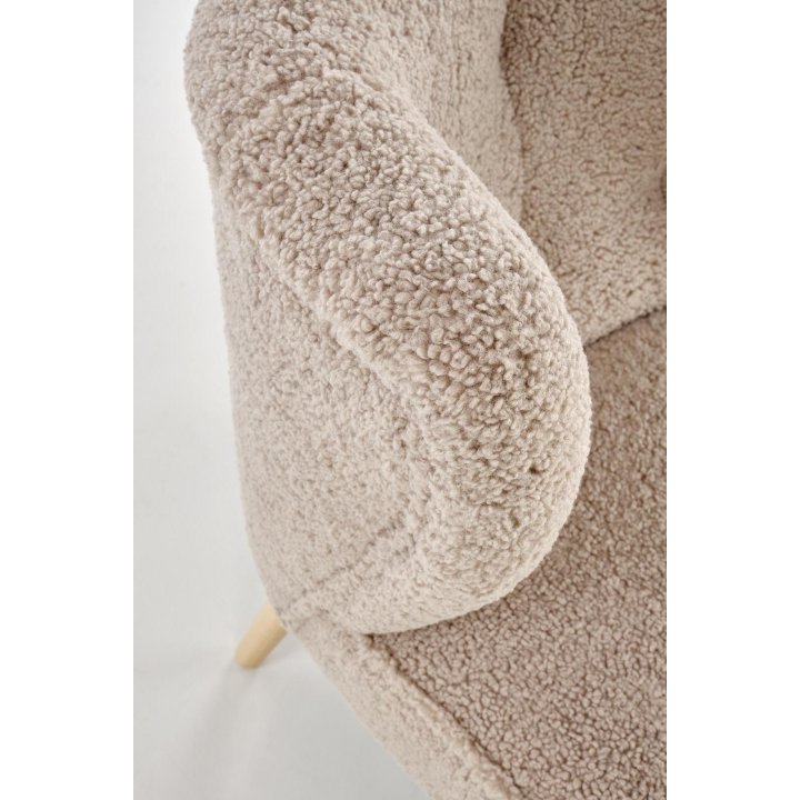 Fotel do salonu nowoczesny, tkanina SVEN, kolor cappuccino i nóżki drewniane w kolorze naturalnym