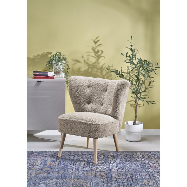 Fotel do salonu nowoczesny, tkanina SVEN, kolor cappuccino i nóżki drewniane w kolorze naturalnym