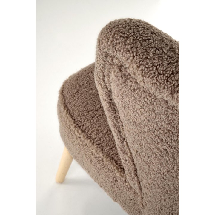 Fotel do salonu nowoczesny, tkanina SVEN, kolor ciemny brązowy i nóżki drewniane w kolorze naturalnym