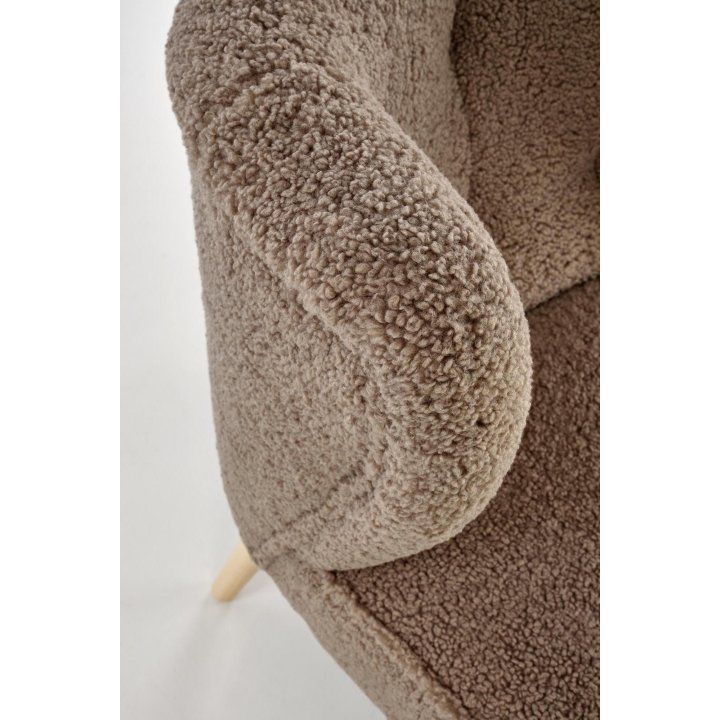 Fotel do salonu nowoczesny, tkanina SVEN, kolor ciemny brązowy i nóżki drewniane w kolorze naturalnym