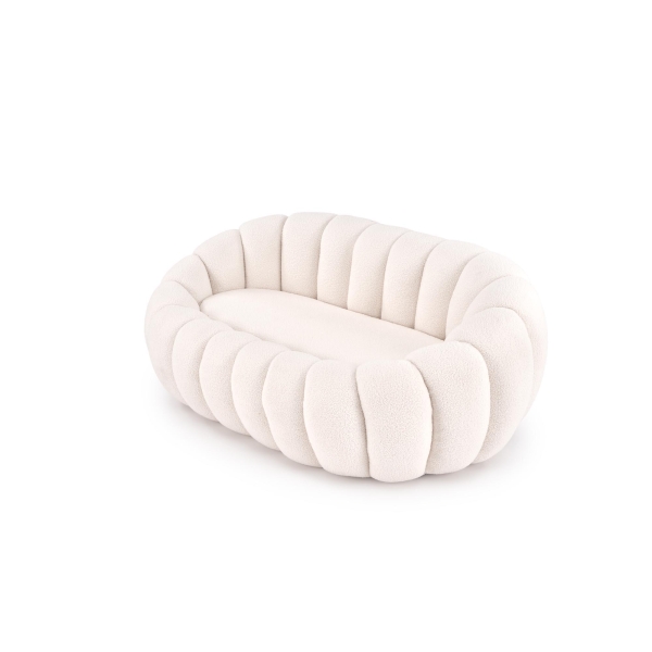 Kremowa sofa dwuosobowa w tkaninie bouclé, z zaokrąglonym oparciem i podłokietnikami pikowanymi w szerokie pionowe pasy