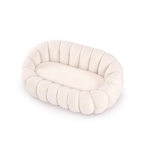 Kremowa sofa dwuosobowa w tkaninie bouclé, z zaokrąglonym oparciem i podłokietnikami pikowanymi w szerokie pionowe pasy