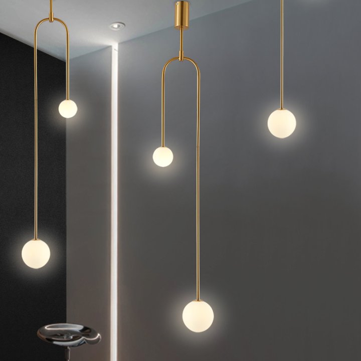 Lampa wisząca LOOP złota 123 cm z białymi kloszami - nowoczesna do salonu