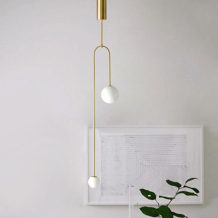 Lampa wisząca LOOP złota 123 cm z białymi kloszami - nowoczesna do salonu